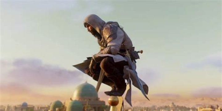 Basim looking down through a floor grate in Assassin&rsquo;s Creed Mirage.