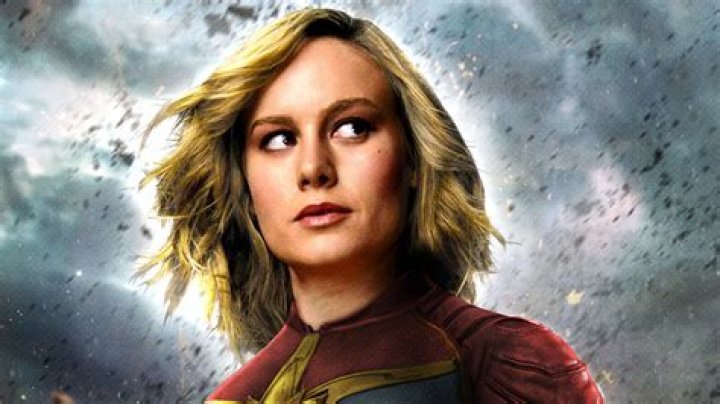 captain marvel (brie larson) in the desert
