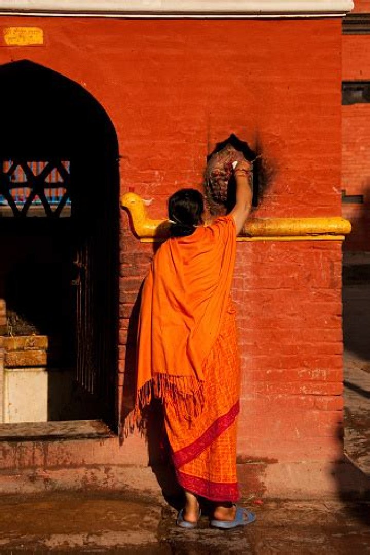 Making an offering at a shrine in Tunic