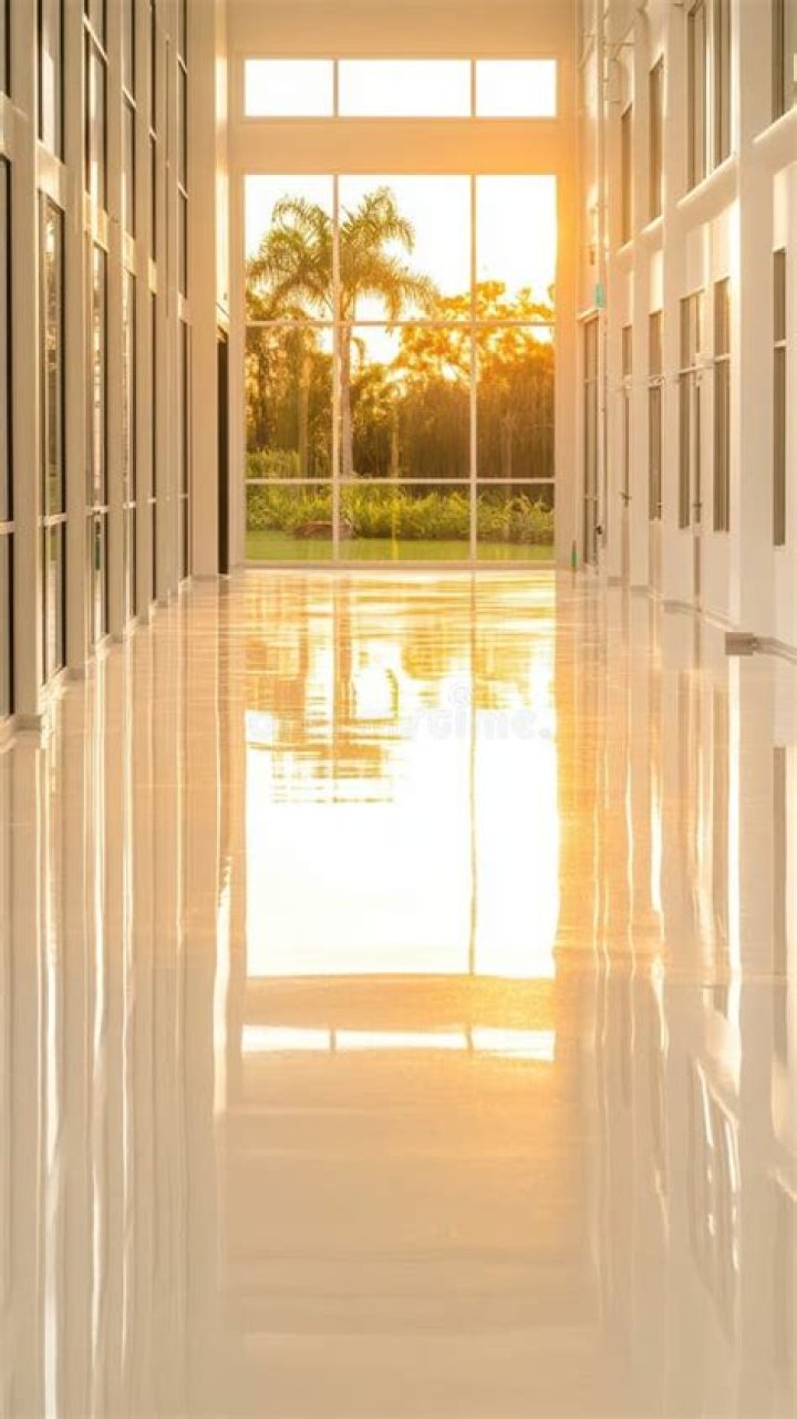 Sunshine illuminates a building with a Gear Chest location in AC Mirage.