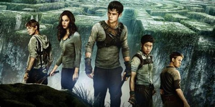 The Maze Runners stand together, looking frightened, in Maze Runner
